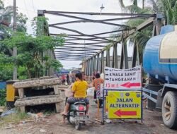 Oknum Preman Bangun Titi Alternatif di Jembatan Air Tenang, Petugas Dishub Diusir