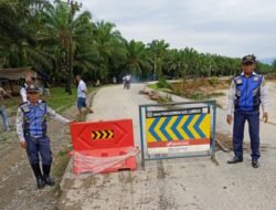 Jalan dan Jembatan ke Ekowisata Tangkahan Putus, Dishub Langkat Pasang Rambu Peringatan